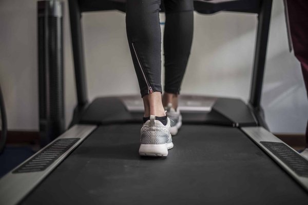 Comment choisir un tapis de salon durable et facile à nettoyer pour un foyer avec animaux domestiques ?